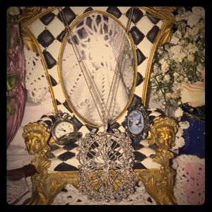 All metal vintage pendant w/ lobster clasp